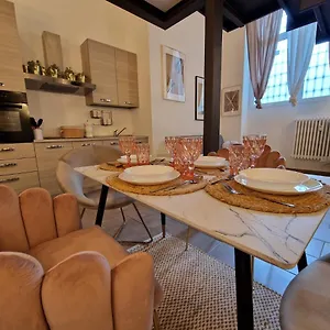 Regina In Porta Romana 2 - Sky Tv, Wifi E Breakfast Box Appartamento